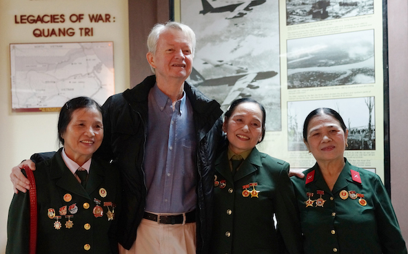 Vietnam War Veterans Hoàng Thị Mai, Chuck Searcy, Nguyễn Thị Nguyệt and Phạm Thị Kim Oanh at Project Renew,